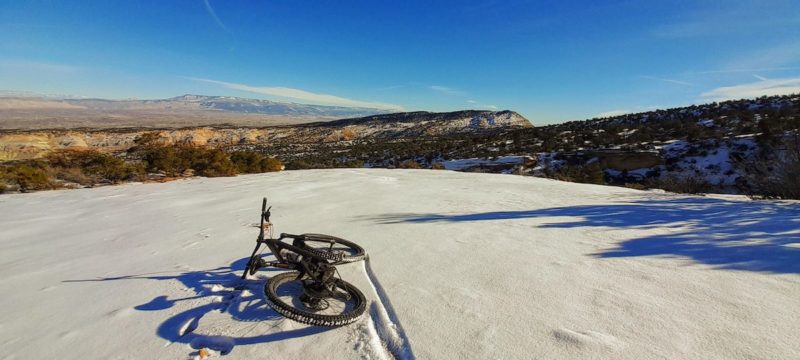 bikerumor foto del giorno in cui una bicicletta giace su un fianco nella neve